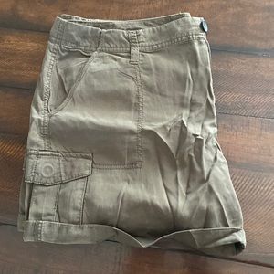 SAKS FIFTH AVE Green Khaki Cargo Shorts sz 14 NWOT